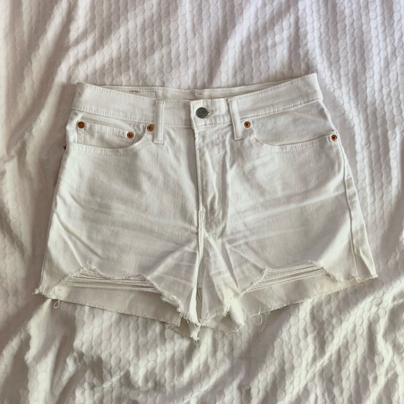 Levi’s white denim shorts, size 28 - Picture 1 of 8